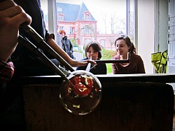 Opération je souffle une boule de Noël à l'atelier du verre soufflé de Cyril-John Rousseau