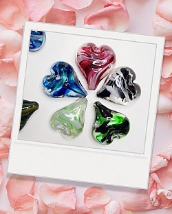 Pendentifs de coeur en verre à retrouver à la boutique
