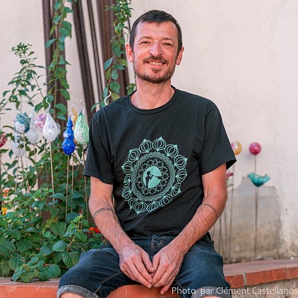 Cyril-John Rousseau par Clément Castellanos lors du Festival du Verre de Palau-del-Vidre 2024